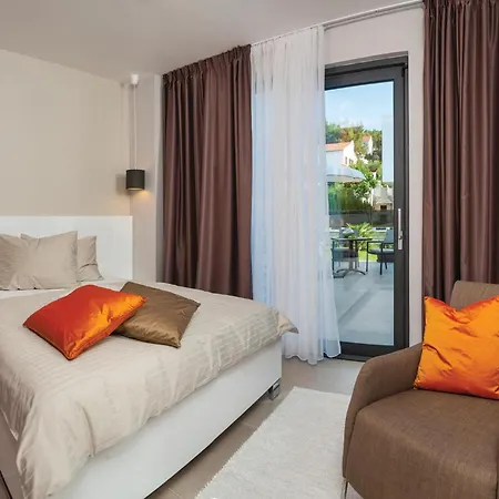 Luxurious In Okrug Gornji With Sauna Hébergement de vacances *