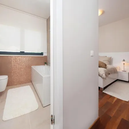 別荘 Cozy In Okrug Gornji With Sauna