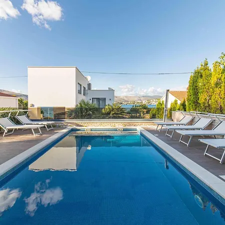 Cozy In Okrug Gornji With Sauna 別荘 *