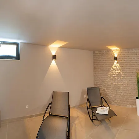 別荘 Cozy In Okrug Gornji With Sauna