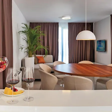 Cozy In Okrug Gornji With Sauna بيت للعطل تروغير