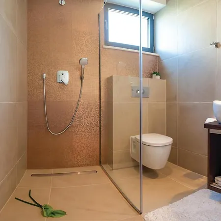 Cozy In Okrug Gornji With Sauna بيت للعطل