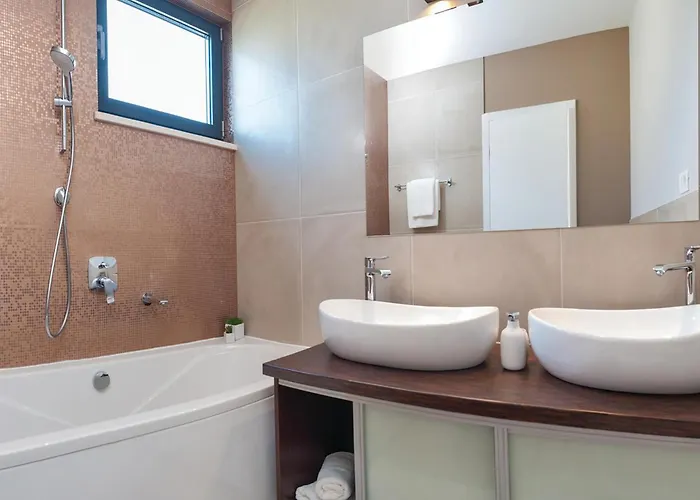 Cozy In Okrug Gornji With Sauna Dom wakacyjny