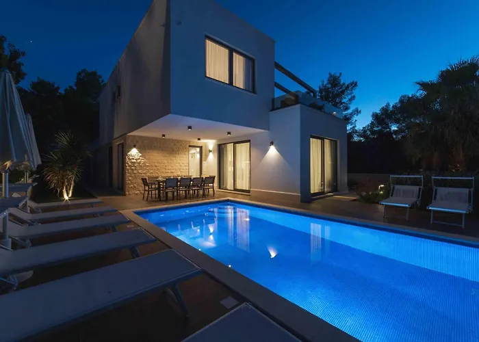 Dom wakacyjny Cozy In Okrug Gornji With Sauna Trogir