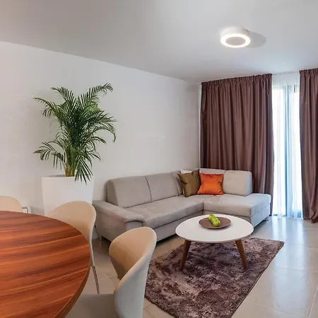 Luxurious In Okrug Gornji With Sauna トロギール