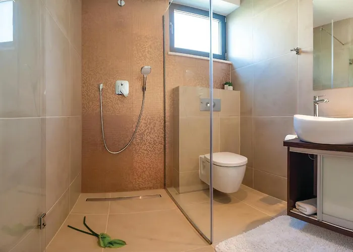 Cozy In Okrug Gornji With Sauna Hébergement de vacances